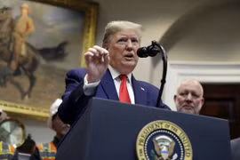 Tổng thống Mỹ Donald Trump phát biểu trước báo giới tại Nhà Trắng (Ảnh: Reuters)
