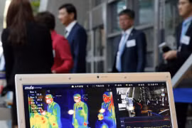 Đo thân nhiệt ở sân bay được cho là không hiệu quả trong ngăn chặn virus corona chủng mới (Ảnh: SCMP)