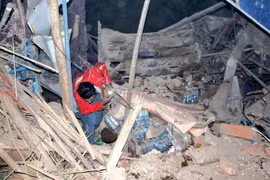 Một nhân viên cứu hộ đang làm việc sau trận động đất tại một địa điểm không xác định ở Afghanistan, trong hình ảnh phát hành ngày 3/11. Ảnh: Reuters.