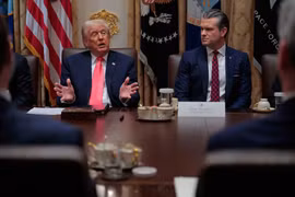 Tổng thống Mỹ Donald Trump phát biểu trong khi Bộ trưởng Chiến tranh Pete Hegseth theo dõi trong cuộc họp tại Phòng Nội các của Nhà Trắng hôm 2/12. Ảnh: Getty.