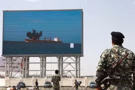 Một biển quảng cáo kỹ thuật số ở Sanaa, Yemen, tuần trước cho thấy cảnh Houthi tấn công một tàu chở hàng ở Biển Đỏ. Ảnh: WSJ.