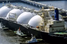 Một tàu chở LNG cập cảng tại Nhật Bản (Ảnh: Kyodo News)