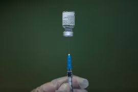 Y tá chuẩn bị mũi tiêm vaccine COVID-19 của Pfizer/BioNTech (Ảnh: Reuters)