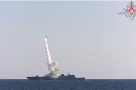 Tàu Gorshkov phóng thử nghiệm tên lửa Zircon trong năm 2021 (Ảnh: Sputnik)