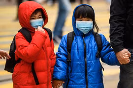 Trẻ em ở Hong Kong, Trung Quốc mang khẩu trang để phòng dịch bệnh do virus corona gây nên (Ảnh: AFP)