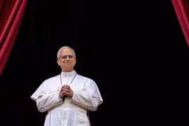 Đức Giáo hoàng Leo XIV nhìn đám đông trong buổi cầu nguyện ở Vatican, vào ngày 11/5. Ảnh: Getty.