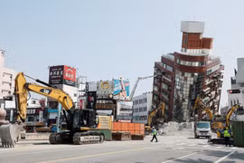 Một tòa nhà nghiêng ngả sau trận động đất ở Hoa Liên, Đài Loan, Trung Quốc (Ảnh: Reuters)