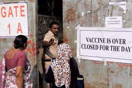 Một người dân Ấn Độ bị từ chối cho vào điểm tiêm chủng, do hết vaccine COVID-19 (Ảnh: Reuters)