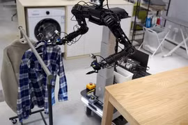 Mẫu ByteDance GR-3 cho phép robot thực hiện các nhiệm vụ như treo quần áo. Ảnh: Handout.