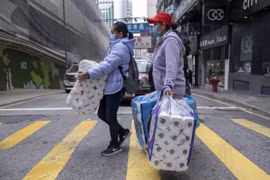 Người dân Hong Kong tích trữ giấy vệ sinh trong bối cảnh dịch COVID-19 (Ảnh: Bloomberg)