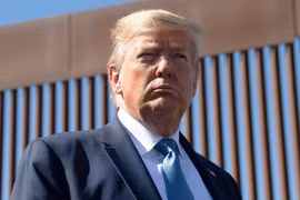 Tổng thống Trump đứng trước đoạn tường bao biên giới ở Otay Mesa, California ngày 18/9/2019 (Ảnh: CNBC)