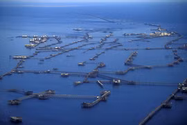 Neft Daşları một khu định cư công nghiệp ở biển Caspi ngoài khơi bờ biển Baku, Azerbaijan vào năm 1997 (Ảnh: Getty)