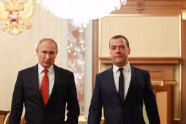 Tổng thống Nga Vladimir Putin và cựu Thủ tướng Dmitry Medvedev (Ảnh: RT)