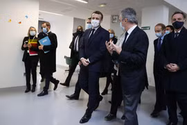 Tổng thống Macron (giữa) sẽ phải làm việc cách ly (Ảnh: NYTimes)