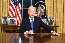 Tổng thống Mỹ Joe Biden phát biểu từ phía sau Chiếc bàn Kiên định, Phòng Bầu dục. Ảnh: Getty.
