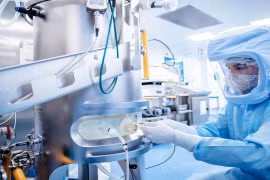 Một nhân viên trong cơ sở sản xuất vaccine của BioNTech ở Marburg, Đức (Ảnh: EPA)