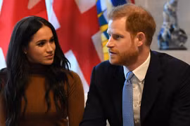 Vợ chồng Hoàng tử Harry trong một chuyến thăm Canada (Ảnh: Guardian)