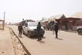Lực lượng an ninh tuần tra trên đường phố giữa lúc bạo lực gia tăng ở Mangu, bang Plateau, Nigeria, ngày 24/1/2024. Ảnh: Reuters.