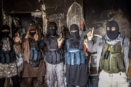 Các tay súng bịt mặt mang nhiều quốc tịch khác nhau của al-Qaeda (Ảnh: Sputnik)
