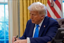 Tổng thống Mỹ Donald Trump ký văn bản tại Phòng Bầu dục ở Nhà Trắng ngày 4/2. Ảnh: Reuters.