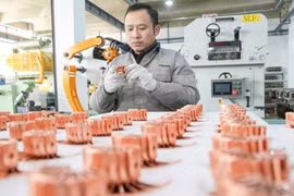 Một công nhân sản xuất các bộ phận pin cho xe sử dụng năng lượng mới để xuất khẩu tại một xưởng ở Hồ Châu, Trung Quốc. Ảnh: Getty.