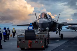 Máy bay tàng hình F-35B trên tàu sân bay HMS Queen Elizabeth của Hải quân Hoàng gia Anh (Ảnh: Nikkei)