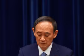 Thủ tướng Nhật Yoshihide Suga tuyên bố sẽ từ chức (Ảnh: Reuters)