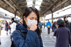 Khẩu trang y tế thông thường có độ dày nhỏ hơn khẩu trang N95 và không thể chặn virus (Ảnh: LiveScience)