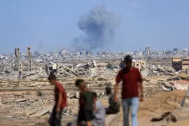 Khói bốc lên sau vụ nổ giữa cuộc tấn công của quân đội Israel vào thành phố Gaza, nhìn từ trung tâm Dải Gaza, ngày 6/10. Ảnh: Reuters.