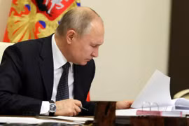 Tổng thống Putin đã ký thông qua luật gia hạn New START với Mỹ (Ảnh: Moscow Times)