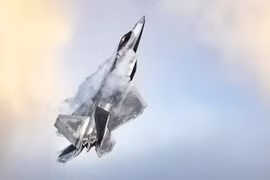 Hàng chục chiến đấu cơ F-22 Raptor của Mỹ có khả năng phải "nghỉ hưu" (Ảnh: Getty)