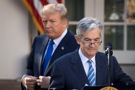 Tổng thống Mỹ Donald Trump nhìn vào người được ông đề cử làm Chủ tịch Cục Dự trữ Liên bang Jerome Powell vào năm 2017. Ảnh: Getty.