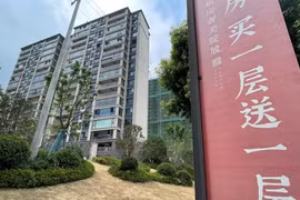 Biển quảng cáo bán nhà "Mua một tặng một" ở thành phố Đồng Lăng, An Huy, Trung Quốc (Ảnh: Nikkei)