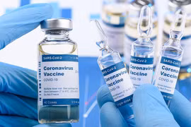 Các chủng vaccine COVID-19 ở Mỹ phải trải qua quá trình khắt khe mới được FDA phê duyệt sử dụng khẩn cấp (Ảnh: AARP)