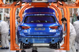 Công nhân trên dây chuyền lắp ráp Audi Q3 tại nhà máy FAW-Volkswagen ở Thiên Tân, Trung Quốc (Ảnh: Reuters)