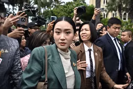 Thủ tướng Thái Lan Paetongtarn Shinawatra đi qua Tòa nhà Chính phủ sau cuộc họp nội các tại Bangkok vào ngày 1/7. Ảnh: AFP.