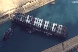 Ảnh vệ tinh cho thấy tàu Ever Given bị mắc kẹt ở kênh Suez (Ảnh: Maxar)