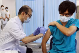 Nhật Bản đang đẩy mạnh tiêm mũi vaccine tăng cường (Ảnh: AFP).