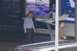 Cựu Thủ tướng Thaksin Shinawatra đi về phía xe của mình tại nhà ga máy bay riêng của sân bay Don Mueang, Bangkok, vào chiều 9/9. Ảnh: Bangkok Post.