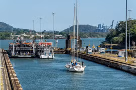 Tàu thuyền đi qua Miraflores Locks ở Kênh đào Panama. Ảnh: Getty.