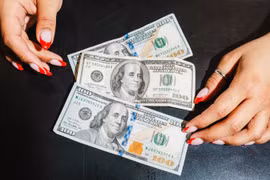 Tờ 100 USD phổ biến nhất nhưng cũng khó tiêu nhất nước Mỹ (Ảnh: WSJ)