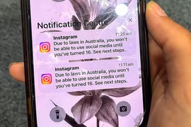Một thiếu niên cầm điện thoại hiển thị tin nhắn từ Instagram sau khi tài khoản bị khóa để xác minh độ tuổi tại Sydney, Australia hôm 9/12. Ảnh: AFP.