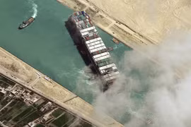 Tàu Ever Given tại kênh đào Suez ngày 29/3. Ảnh: AFP.