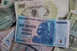 Đồng tiền cũ mệnh giá 100 nghìn tỉ dollar Zimbabwe (Ảnh: AP)