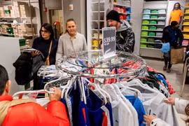 Người mua sắm chọn quần áo trong cửa hàng Lacoste nhân dịp Black Friday ở Central Valley, New York (Ảnh: CNBC)