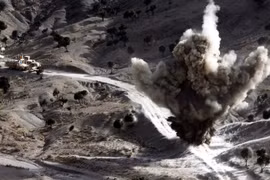 Binh sĩ Mỹ cho nổ một trái bom mà các chiến binh Taliban cài trên một tuyến đường ở Afghanistan (Ảnh: RT)