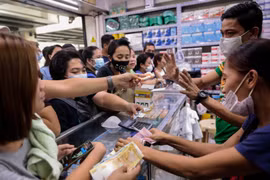 Người dân đổ xô đi mua khẩu trang phòng virus Corona chủng mới tại một cửa hiệu thuốc ở Manila, Philippines (Ảnh: Reuters)