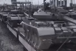 Xe tăng T-62M được vận chuyển bằng đường sắt. Ảnh: MW.