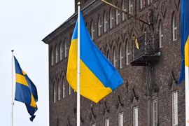 Quốc kỳ Ukraine tại Tòa thị chính ở Stockholm, Thụy Điển. Ảnh: Reuters.