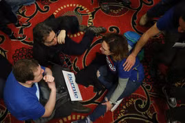 Những người ủng hộ ứng viên Bernie Sanders ngờ rằng đảng Dân chủ muốn tước chiến thắng khỏi tay ông (Ảnh: RT)
